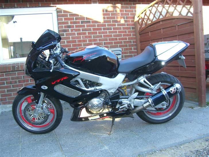 Honda VTR 1ooo Firestorm - set fra siden.. :) dooh billede 2
