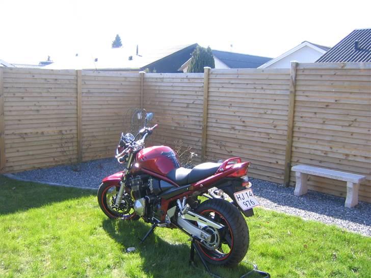 Suzuki GSF 1200 bandit "SOLGT" - Måske skulle man drikke en pils på bænken. billede 15