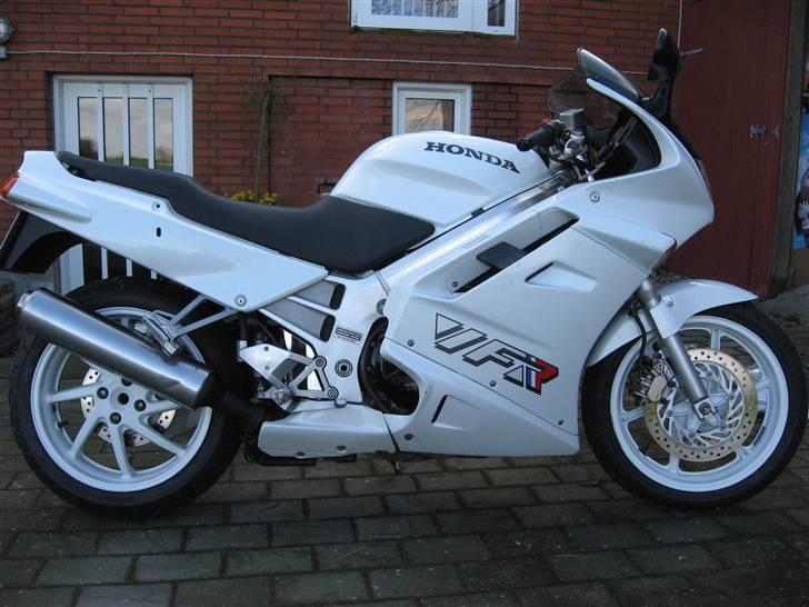 Honda vfr 750 - det pyntede sku med nyt sædebetræk, istedet for det ugly blå som var på før.. billede 1