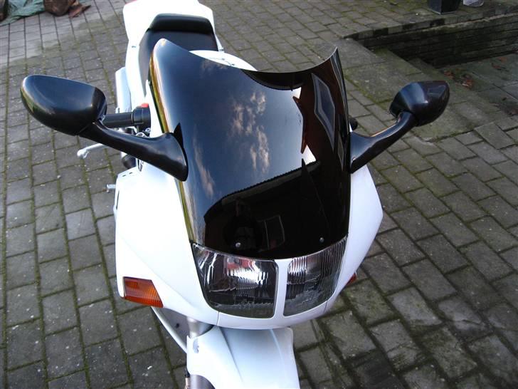 Honda vfr 750 - med ny kåbe glas.. lidt ondere at se på, efter min mening.. billede 3