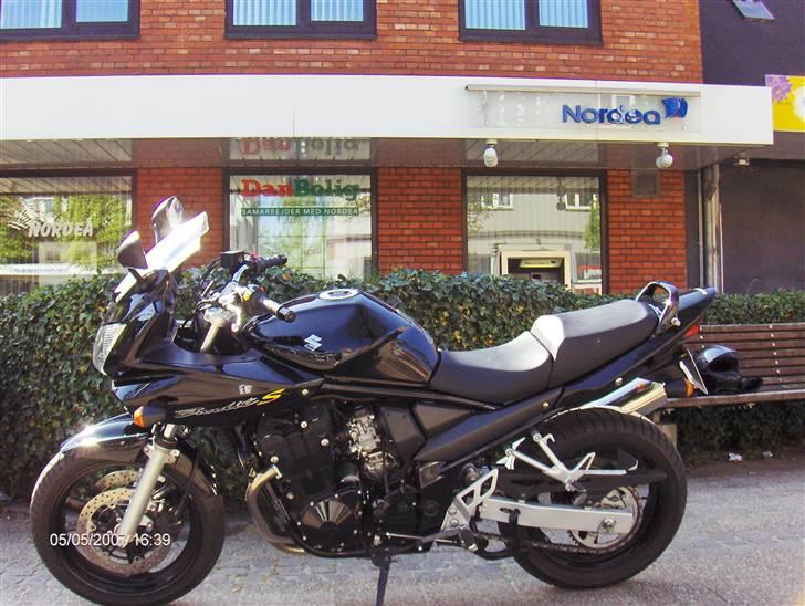 Suzuki 650 Bandit S - Foran døgn-grillen i Vildbjerg billede 1