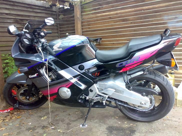 Honda CBR 600 - ja sådan se den ud helt std.. der kommer billeder hvor stafferingerne er tag af når den igen er samlet billede 1