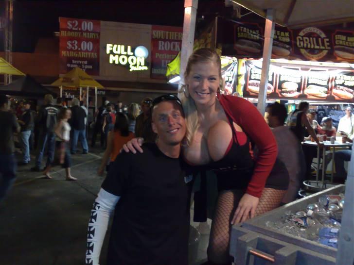 Honda CBR1000RR Fireblade - Og så lige lidt til drengene herinde... =) Hvis der nu skulle sidde nogen med tvivlen om de er ægte, så kan jeg sige at det var de vist ikke.... ;) hehe billedet er selvfølgelig fra Daytona Bikeweek 08! billede 6