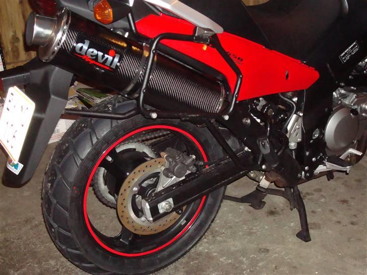 Suzuki DL 650 V-strom - Så er der kommet lidt farve på fælgen. billede 6