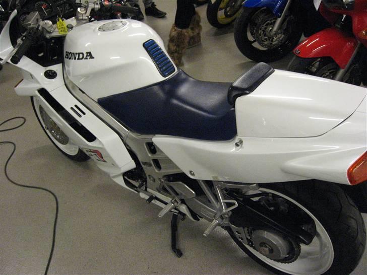 Honda vfr 750 - som den så ud, da jeg købte den.. tjek lige sæde farve og det ekstrem fede tank pad.. he he.. billede 9
