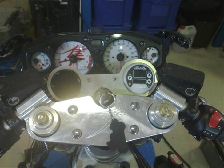 Suzuki Gsxr 1300 Hayabusa Turbo - Så der kommet E-boost2 samt afr måling på. De to dioder er til vandindsprøjtningen. billede 17