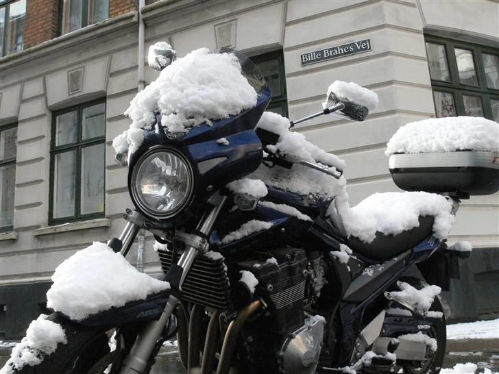 Suzuki 1200A - Kan man se den nye Givi kåbe.. Dejlig nem at montere ! NOT! billede 9