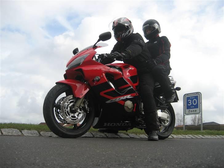 Honda CBR 600 F4i (Solgt) - føste tur på mc i 08. med søster bag på. billede 19