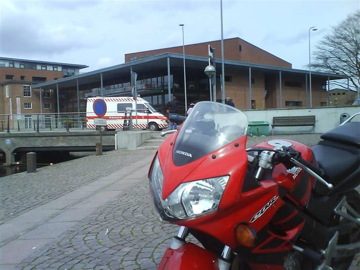 Honda CBR 125 r *Solgt* - Ambulancefolkene ved at den er farlig ;) billede 20