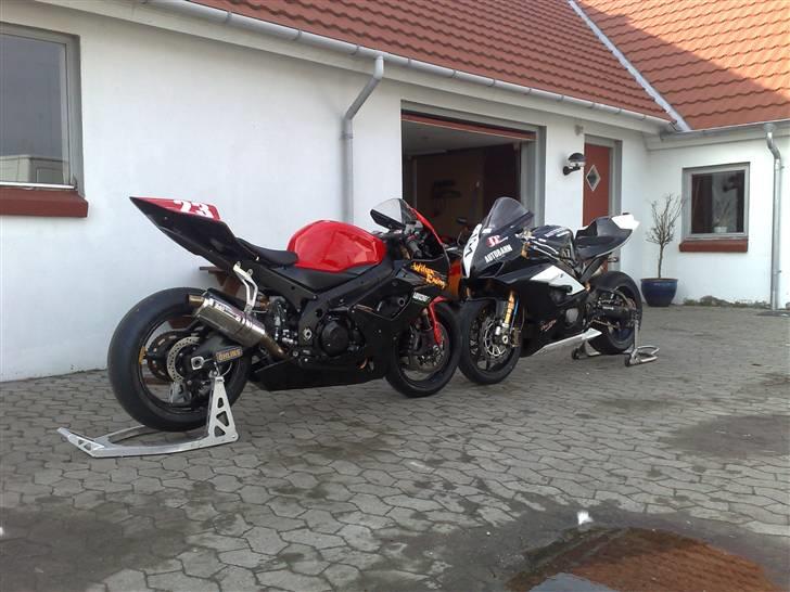 Suzuki GSXR 1000 >*2. Baneged*< - Begge min cykler, den sorte/hvide er min SuperBke billede 9