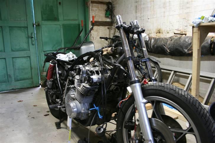 Suzuki GS 750 - Frihøjden kontrolleres med den sænkning den nye USD forgaffel forventes at give. billede 8