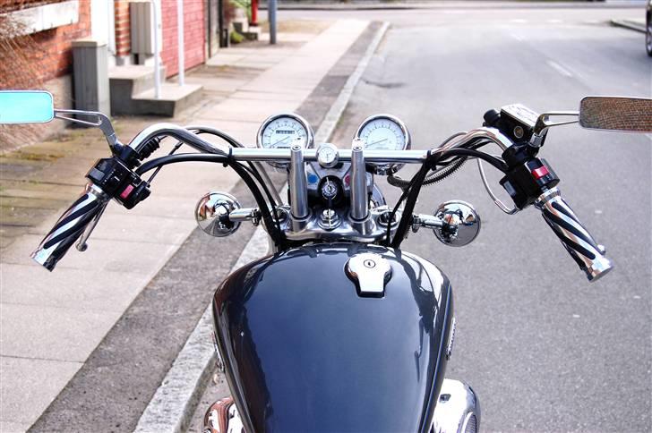 Yamaha XV 750E Virago - Raiserene er vendt 180 grader for at få afstand mellem føre og styr. billede 7