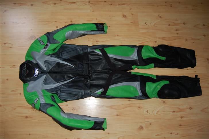 Honda CB 450S [Solgt] - Så blev der inkøbt lidt læder af en bruger herinde fra. Passer ikke helt i farven, men hvad pokker indtil man får penge kan den fint bruges. billede 14