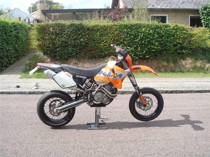 KTM 520 Exc SOLGT - SX udstødning nu af monteret da jeg syntes at det er synd at svine den til :P billede 7