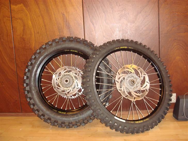 KTM 520 Exc SOLGT - den ny renoverede motor med de orange oliefilter dæksler billede 10