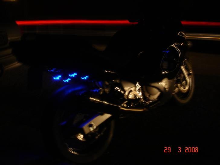 Suzuki gsx750F DØD - nu med lidt blåt lys i kåben og under undertray´en.... billede 8