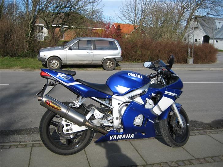 Yamaha r6 - Læg mærke til den lækre polo i baggrunden, he. Måtte lige have noget billigt, vinteren over. billede 3