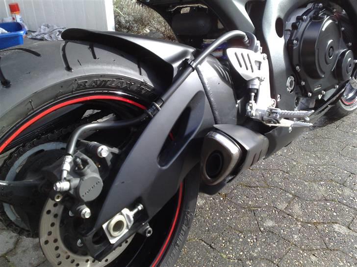 Suzuki GSX R 600 *Solgt* - man kan lige skimte den lilla hyper pro affjedring inde bagved :) billede 18