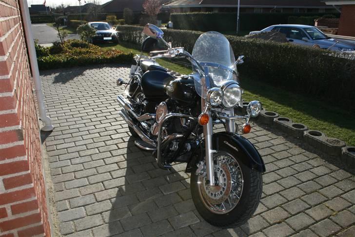 Yamaha Dragstar 1100 Classic  - Vindskærmen er god på lange ture, men den er ofte afmonteret, giver et helt andet look billede 8