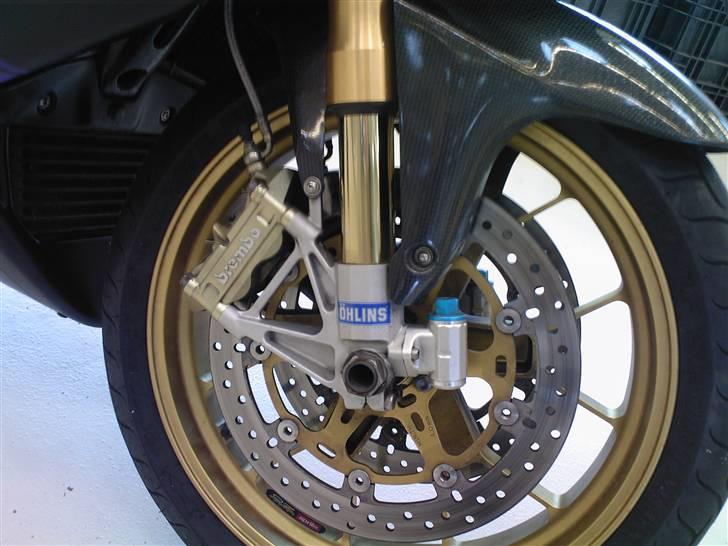 Aprilia RSV Mille R - Øhlins upside down + Brembo guld serie og selvfølgelig de lækre smedet OZ racing guld fælge :) nå ja og carbon forskærm billede 8