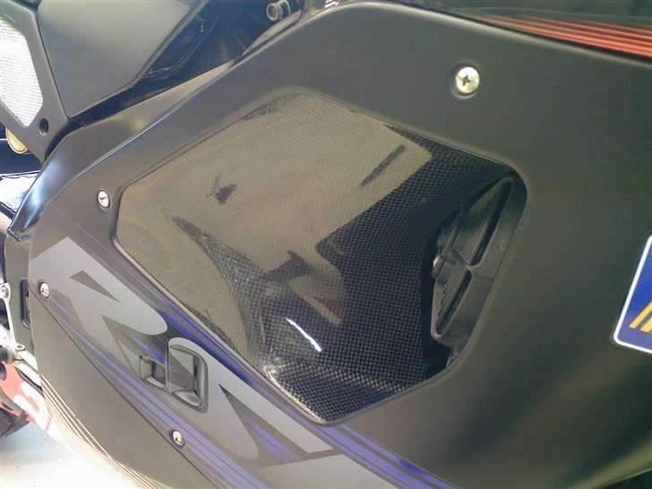 Aprilia RSV Mille R - Carbon service cover ( udsugning til de 2 kølere ) billede 9