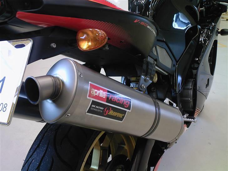 Aprilia RSV Mille R - Akropovic racing exhausts.. lavet specielt til Aprilia.. sidder selvfølgelig en til hver cylinder :) og carbon holdere billede 18