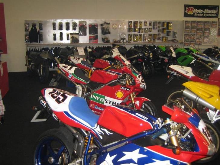 Ducati 998S "Ben Bostrom" SOLGT - Her står den i forgrunden, med en Bayliss bagved, og en 996S der malet som en Bostrom billede 2