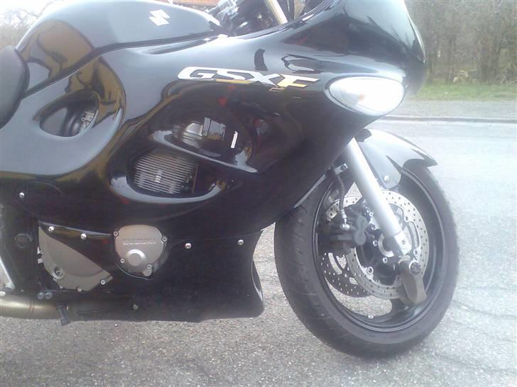 Suzuki GSX750F (SOLGT) - Den kedelige grå bundkåbe er nu nu lakeret sort som resten af cyklen billede 2