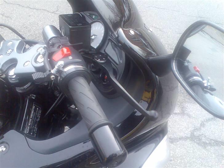 Suzuki GSX750F (SOLGT) - Sorte greb og cruise kontrol, så gashånden kan få en pause en gang i mellem. Fungerer perfekt og krøver ingen akrobatik som f.eks Pacekeeper billede 4