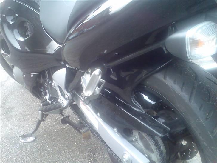 Suzuki GSX750F (SOLGT) - Sort hugger, så man slipper for en masse skidt i affjedringen billede 5