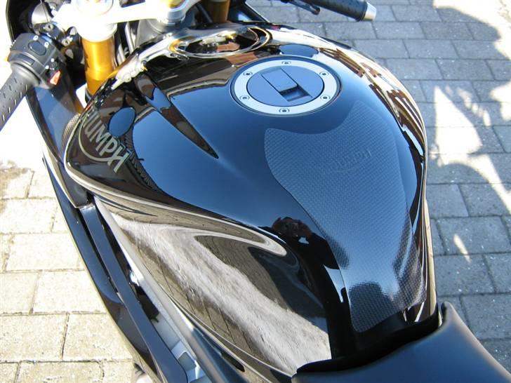 Triumph Daytona 675 - Carbon tankpad - Original TRIUMPH  billede 7