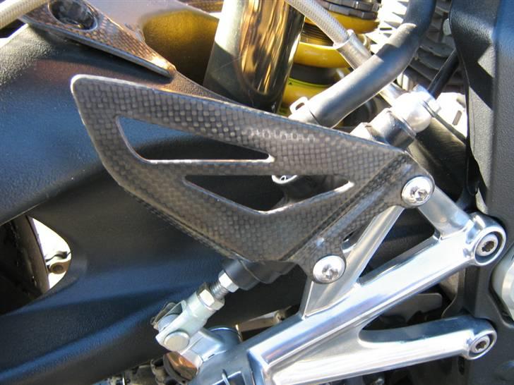 Triumph Daytona 675 - Carbon hæl beskytter, højre side - Original TRIUMPH del billede 14