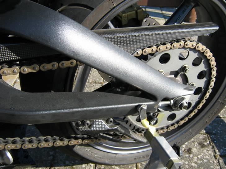 Triumph Daytona 675 - Carbon øverste kædeskærm - Original TRIUMPH del billede 15