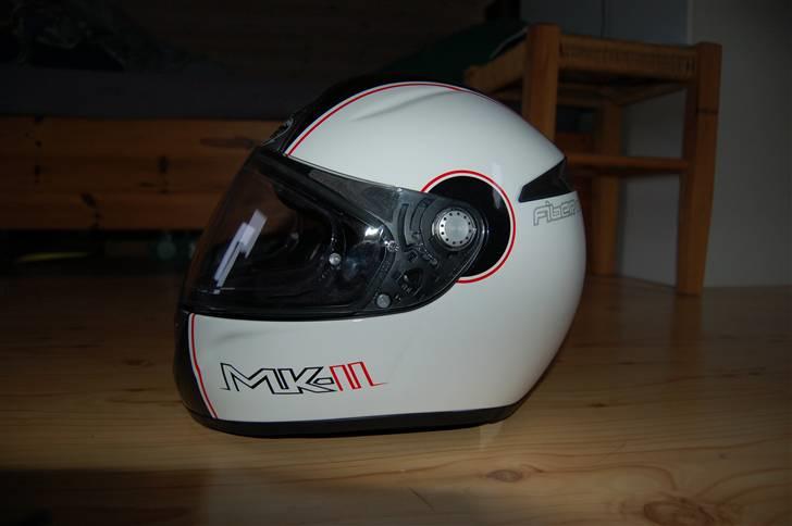 Honda CB 450S [Solgt] - Så blev det også til en ny hjelm . Det er en "Lazer Fiber D1 MKII" for dem der vil vide det. Utrolig lækker hjelm der virkeligt føles af kvalitet over hele linjen! Vil ikke tøve med at anbefale den til andre det er en klasse hjelm, Koster ca. 2500kr. billede 15