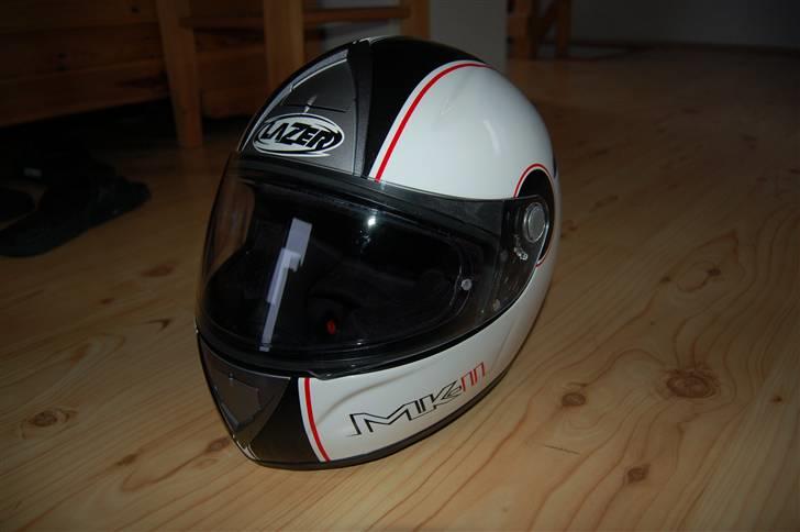 Honda CB 450S [Solgt] - Og der var lige en anden vinkel. Den fåes i forskellige designs, Nogle mere prangende end andre. "Simple is more" har jeg hørt og jeg syntes dette er et fedt design. billede 16