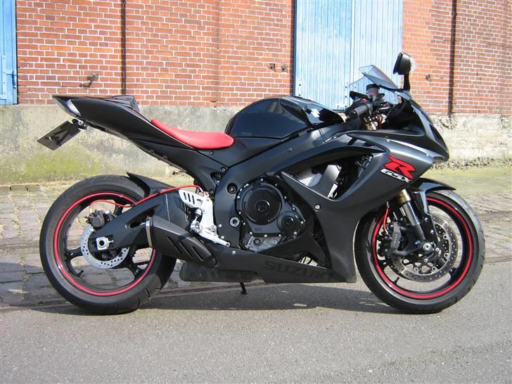 Suzuki gsxr 600 # SOLGT# - har lige fjernet de bagerste fodhvilere, og så har den fået pazzo-racing greb og rødt sæde --fint ikk ? :-D billede 6