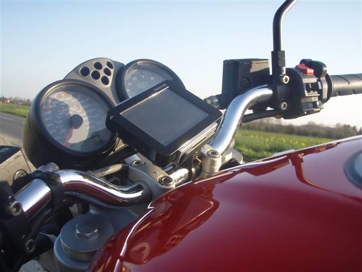 Ducati Monster 750 i.e. SOLGT - 2 cykellygte beslag og så er der GPS på dyret, snedigt ik?! :) Ekstra strøm kommer fra lille usb oplader med 4 AAA bat. (Ikk vist) billede 11