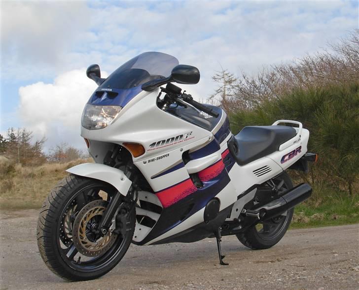 Honda cbr1000f sc24