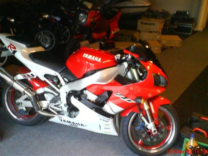 Yamaha Yzf R1   SOLGT - Hos forhanderen (Claus B) da jeg så den første gang. <3 KÆRLIGHED VED FØRSTE BLIK <3 hehe billede 1