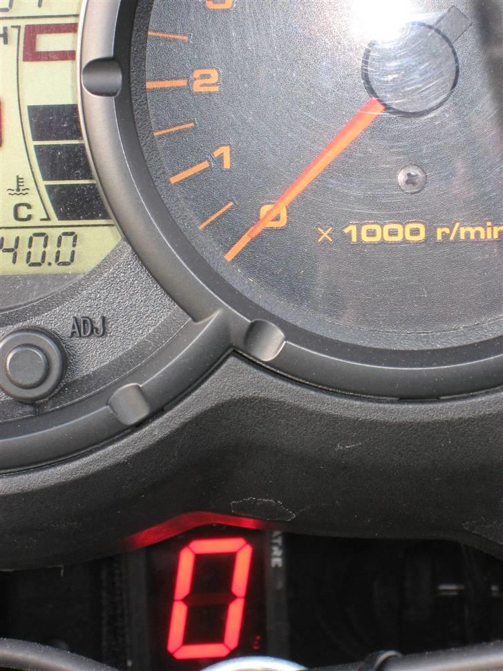 Suzuki DL 650A K7 V-Strom - Gearindikatoren er gemt væk under indstrumenthuset  billede 6