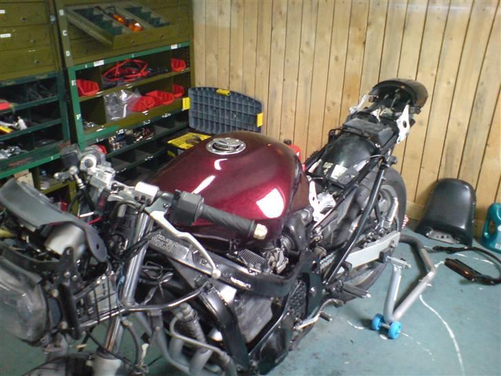 Suzuki GSX600F - 17/4-08 så skal der samles alle dele er malet billede 16