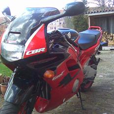 Honda cbr600f2