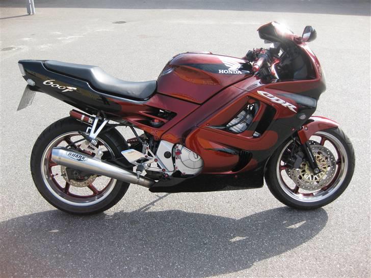 Honda cbr600f (solgt) - færdig bortset fra huggeren der tog lidt længere tid at få hjem. den er dog færdig skal are monteres billede 1