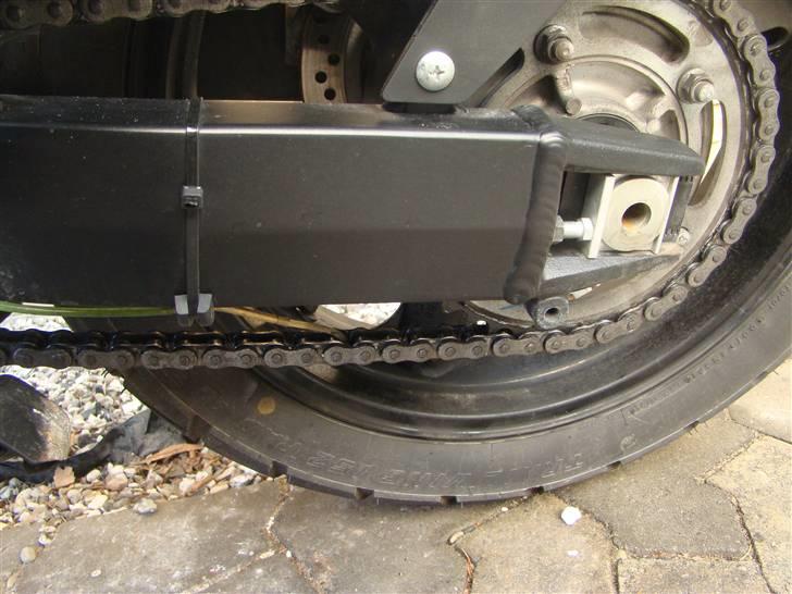 Suzuki DL1000V-Strom - Elektrisk kædesmører billede 5