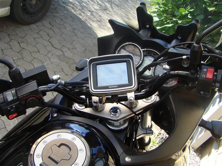 Suzuki DL1000V-Strom - Sådan har jeg monteret min TomTom Rider den dækker dog lidt for tændingsnøglen men det virker fint. billede 6