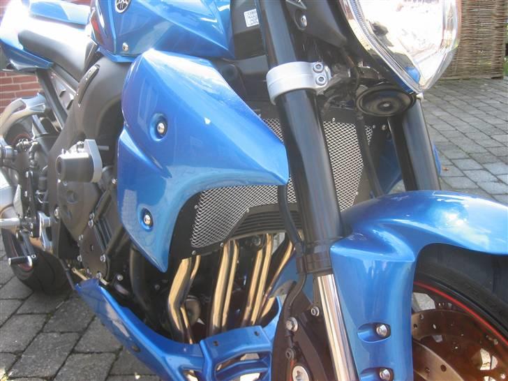 Yamaha FZ1 Naked - Kig til Rizoma køleren billede 1