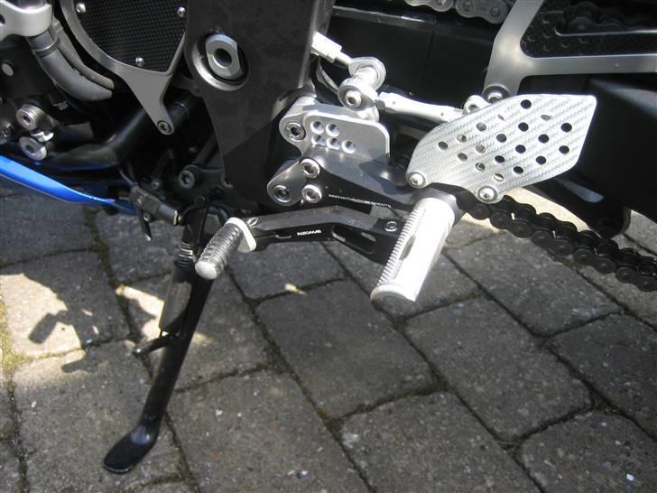 Yamaha FZ1 Naked - Kræs til venstrefoden...gearpedal og fodhviller i lækkert materiale.. billede 5