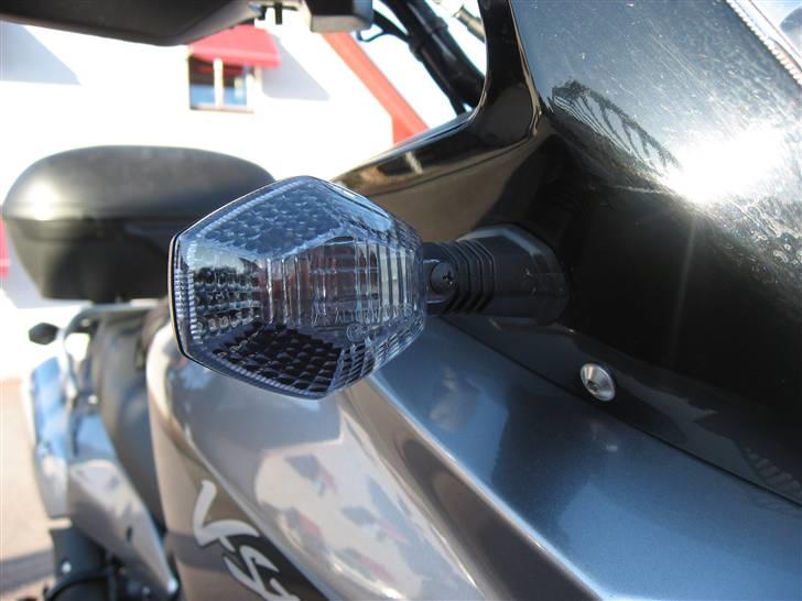 Suzuki DL 650A K7 V-Strom - Nu med hvide blinkers billede 10