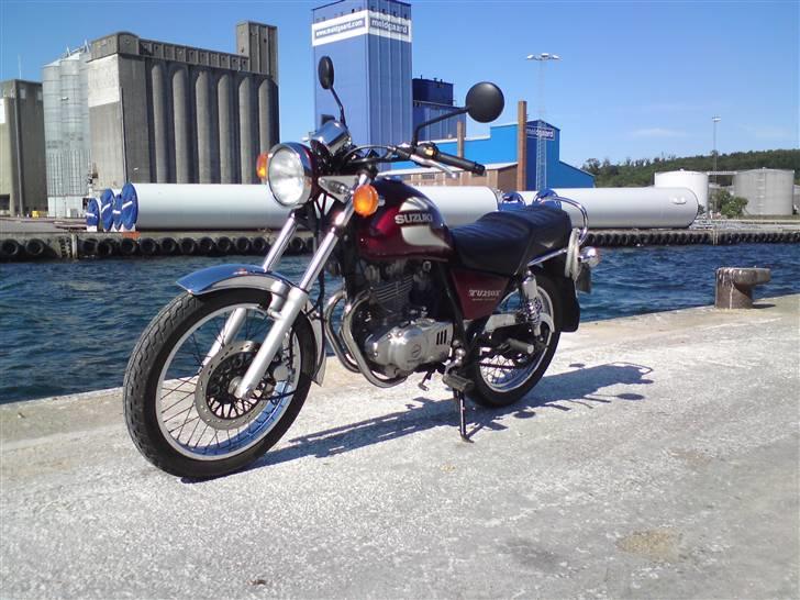Suzuki TU 250 x(Solgt) - En lille tur på havnen billede 1