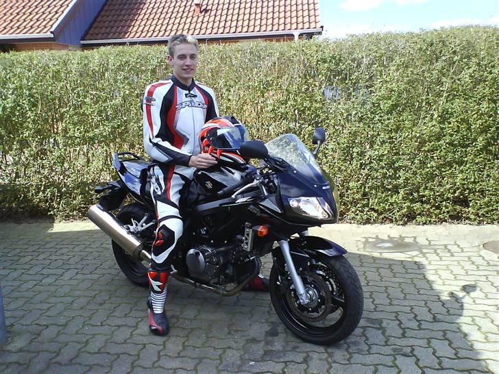 Suzuki SV 650 S - Mig i uniformen og med hjelmhår :-) billede 8